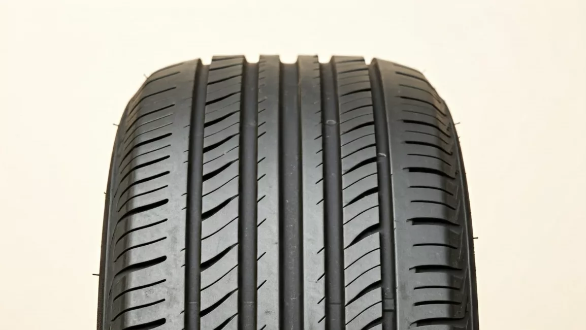 Nahaufnahme eines Winterreifens als Symbolbild für den ADAC-Winterreifen-Test