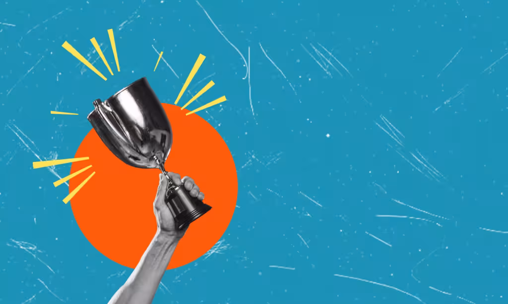 Pokal in Hand auf Rot und Blau