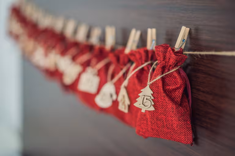 Roter Adventskalender an Schnur