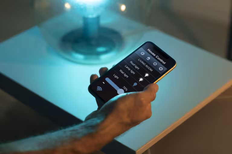 Handy zeigt Smarthome-App
