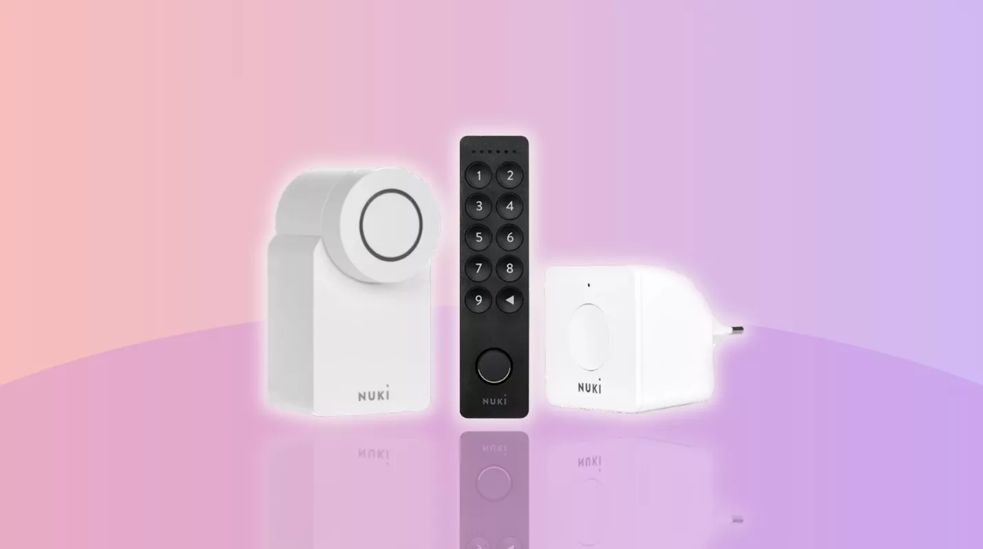 Nuki Smart Lock 4. Generation, Nuki Keypad 2.0 und Nuki Bridge vor lila Hintergrund als Symbolbild für Black-Friday-Bundle für Nuki-Gadgets