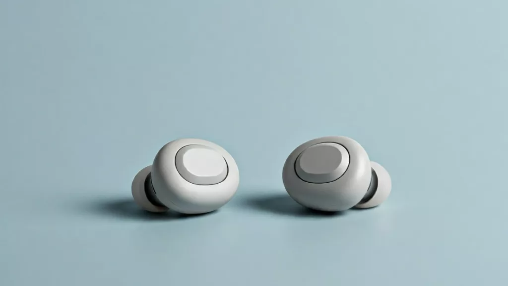 Bluetooth-Kopfhörer auf blauem Untergrund als Symbolbild für Samsung In-Ear-Kopfhörer Galaxy Buds.