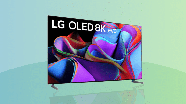 LG OLED 77 Zoll evo Z3 vor grünem Hintergrund
