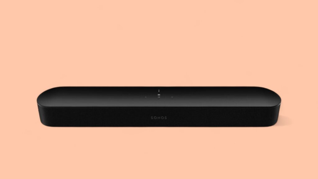 Sonos Beam Soundbar vor pfirsichfarbenem Hintergrund
