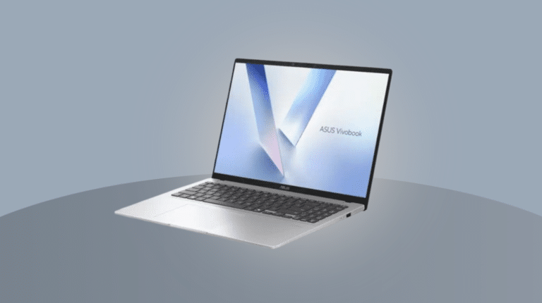 Asus Vivobook 16 vor blauem Hintergrund
