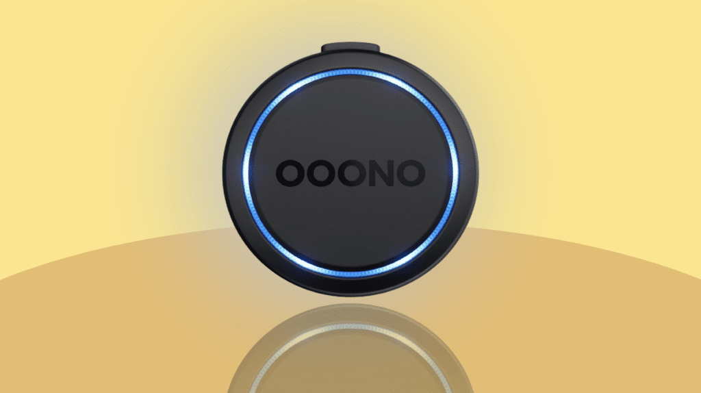 Ooono Co-Driver No2 vor gelbem Hintergrund