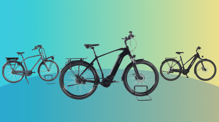 E-Bikes vor grünem Hintergrund