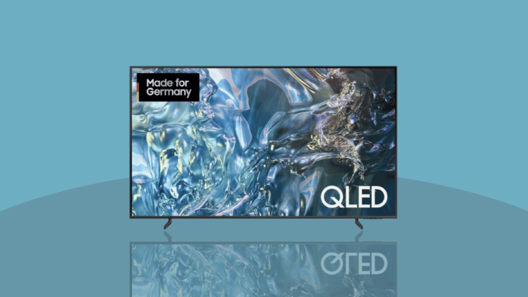 Samsung Q60D vor blauem Hintergrund