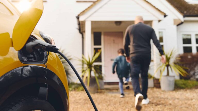 Aufladen von Elektroautos in der Einfahrt vor dem Haus