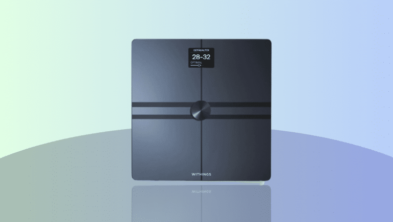 Withings Body Comp Waage im Angebot vor blauem Hintergrund