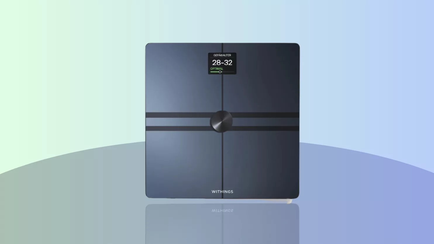 Withings Body Comp Waage im Angebot vor blauem Hintergrund