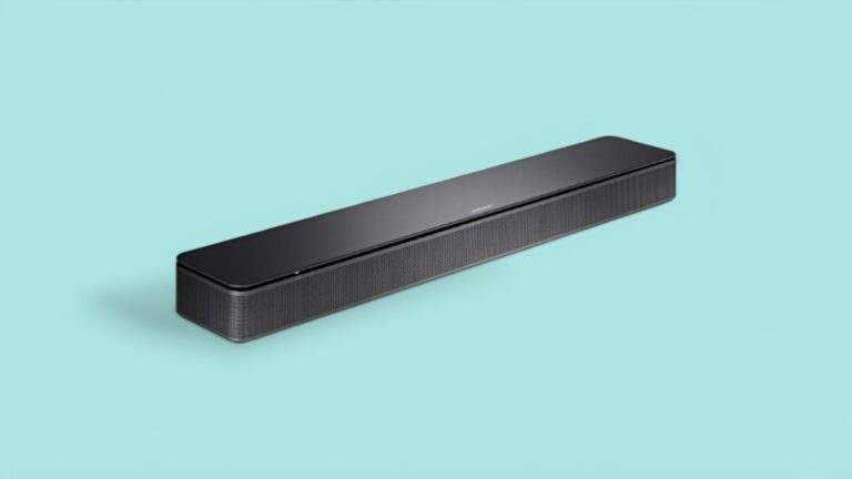 Bose Soundbar vor blauem Hintergrund