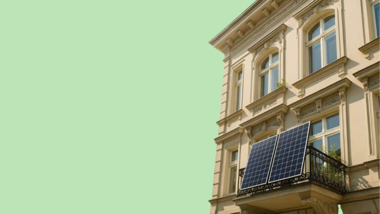 Haus mit Balkonkratfwerk als Sinnbild für Einsparpotenzial durch Solarstrom