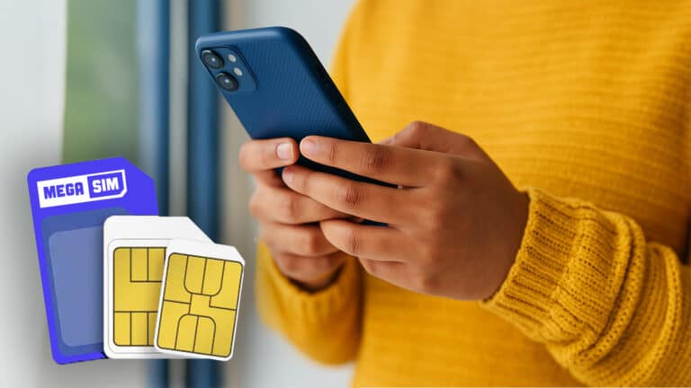 Mann hält Handy ind er hand daneben Simkarten mit dem Anbieter MEGA Sim