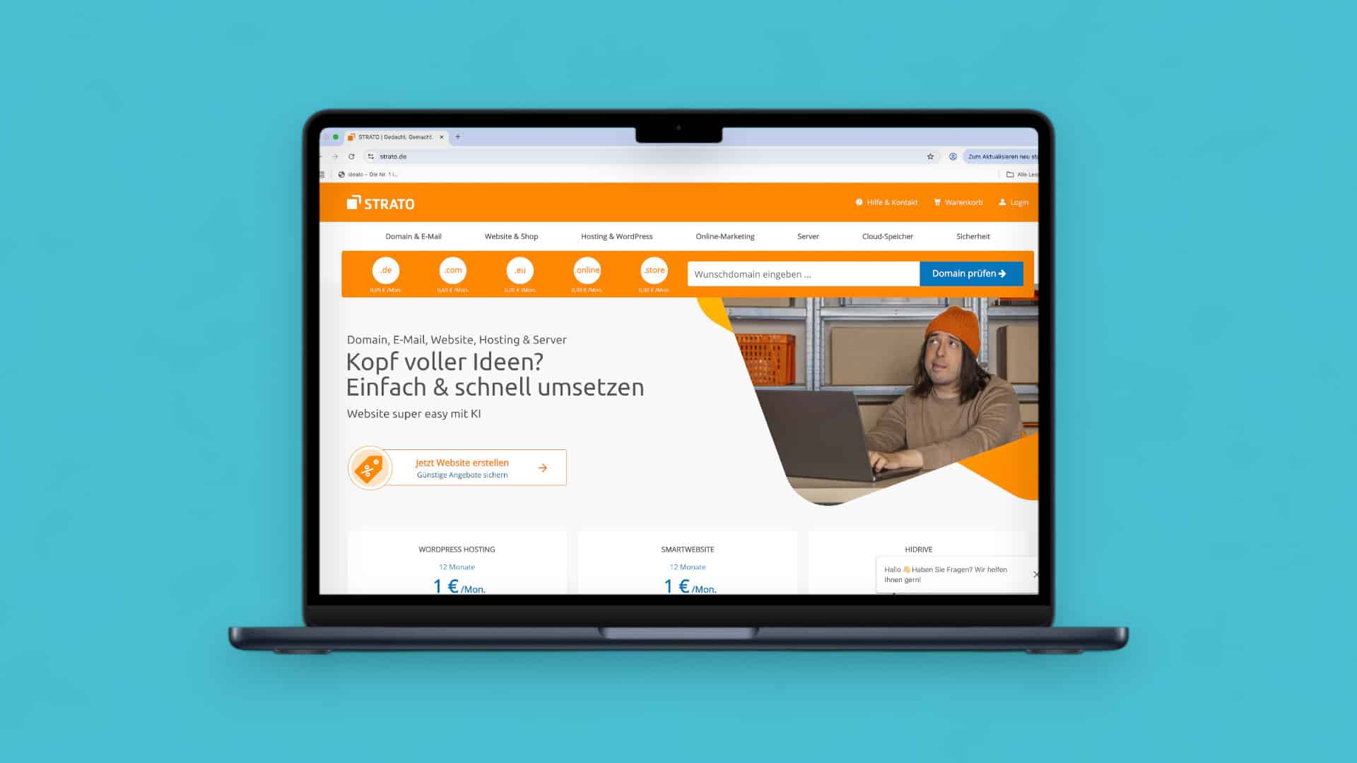 laptop mit Strato Deal vor blauem Hintergrund