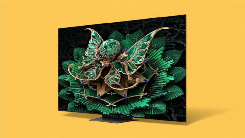 TCL C7K im Angebot vor gelbem Hintergrund