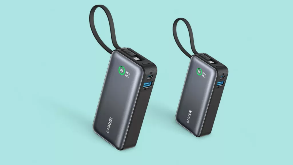 Anker Nano 545 vor blauem Hintergrund