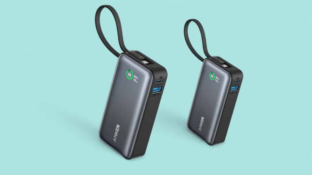Anker Nano 545 vor blauem Hintergrund