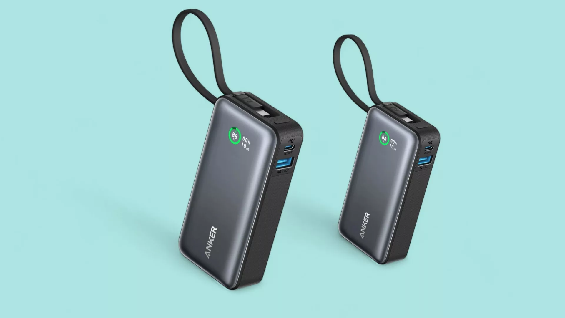 Anker Nano 545 vor blauem Hintergrund