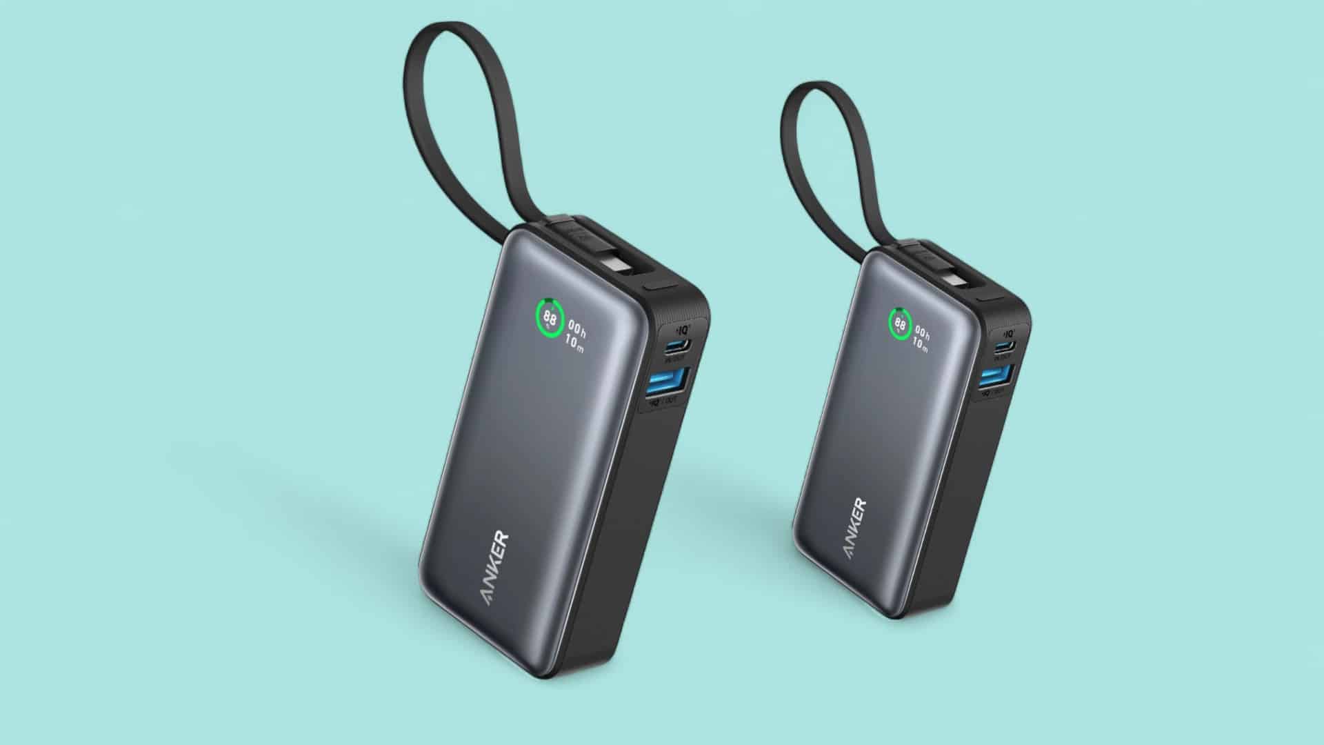 Anker Nano 545 vor blauem Hintergrund
