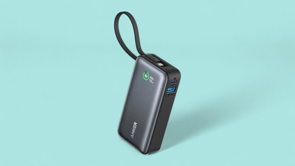 Anker Nano 545 vor blauem Hintergrund