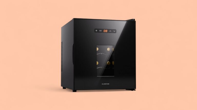 Weinkühlschrank vor orangem Hintergrund
