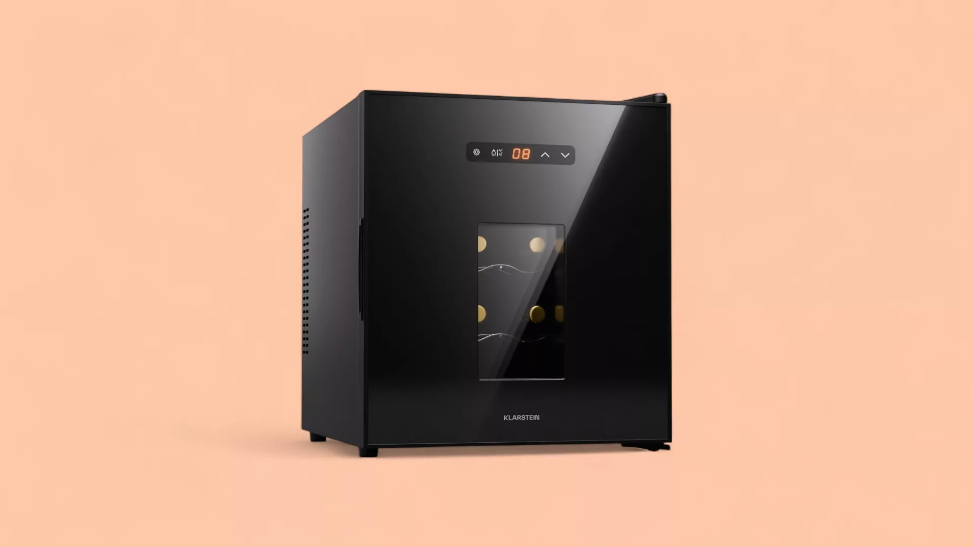 Weinkühlschrank vor orangem Hintergrund