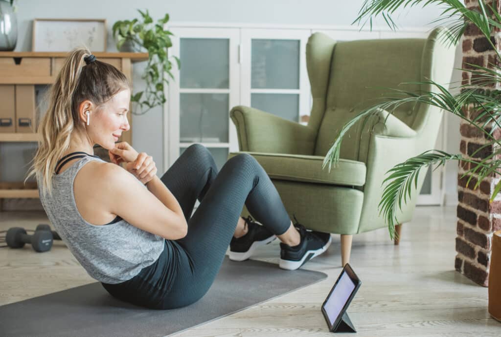 Frau macht Sit-Ups zu Hause