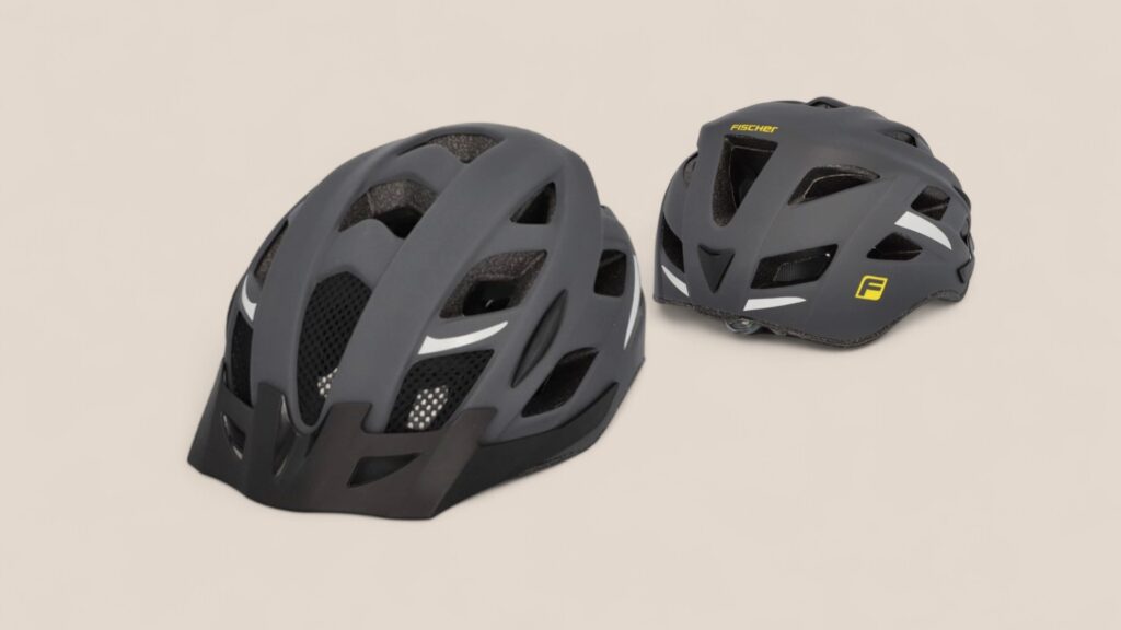 Fischer City-Helm im Angebot vor beigem Hintergrund