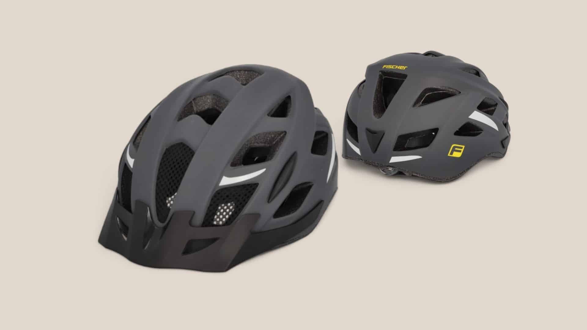 Fischer City-Helm im Angebot vor beigem Hintergrund