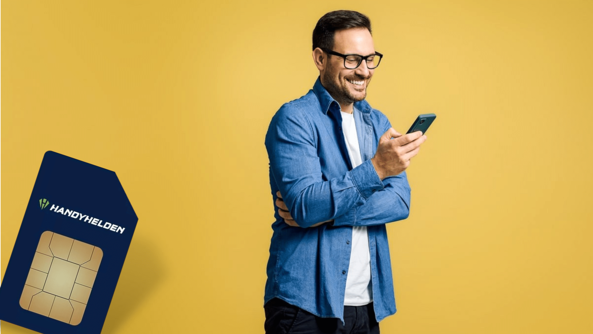 Handyhelden Tarif-Angebot mit Mann mit Brille vor gelbem Hintergrund
