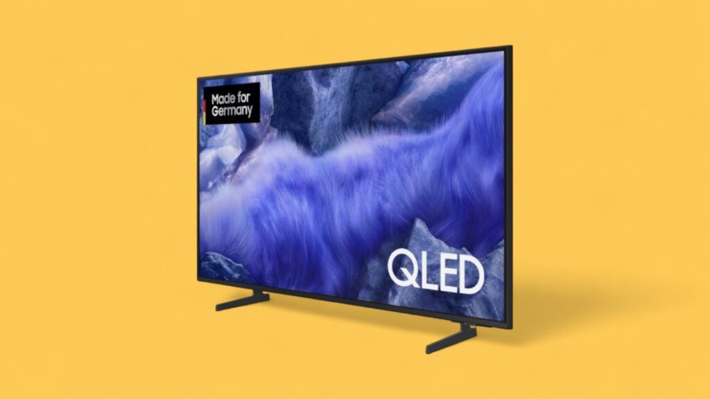 Samsung QEF1 im Angebot vor gelbem Hintergrund