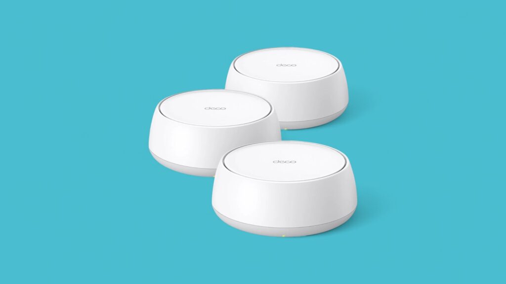 TP-Link Deco Mesh-System im Angebot vor blauem Hintergrund