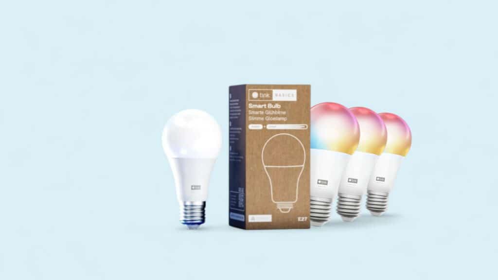 Tink Basics Smart Bulbs im Angebot vor blauem Hintergrund