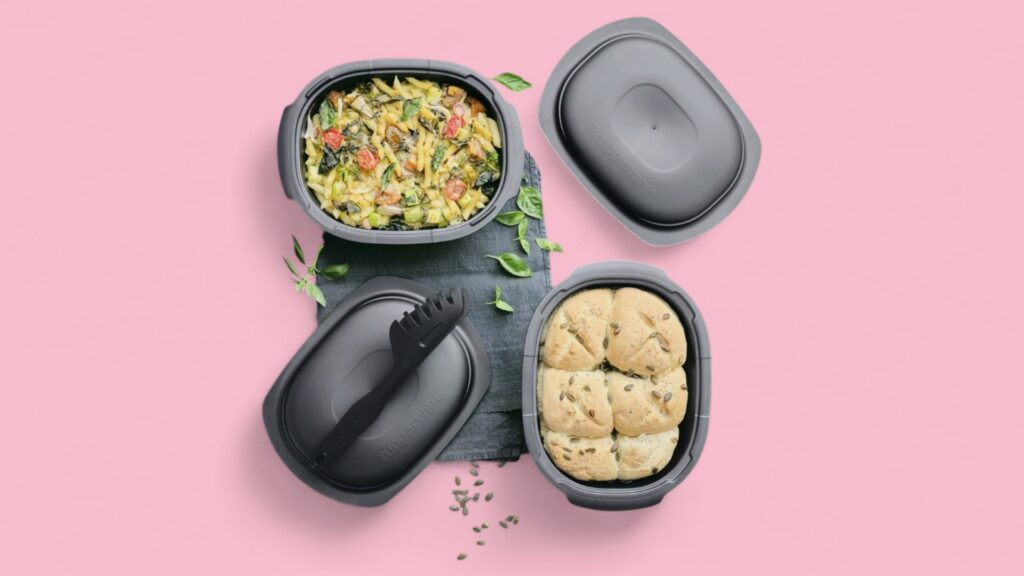 Tupperware im Angebot vor rosa Hintergrund