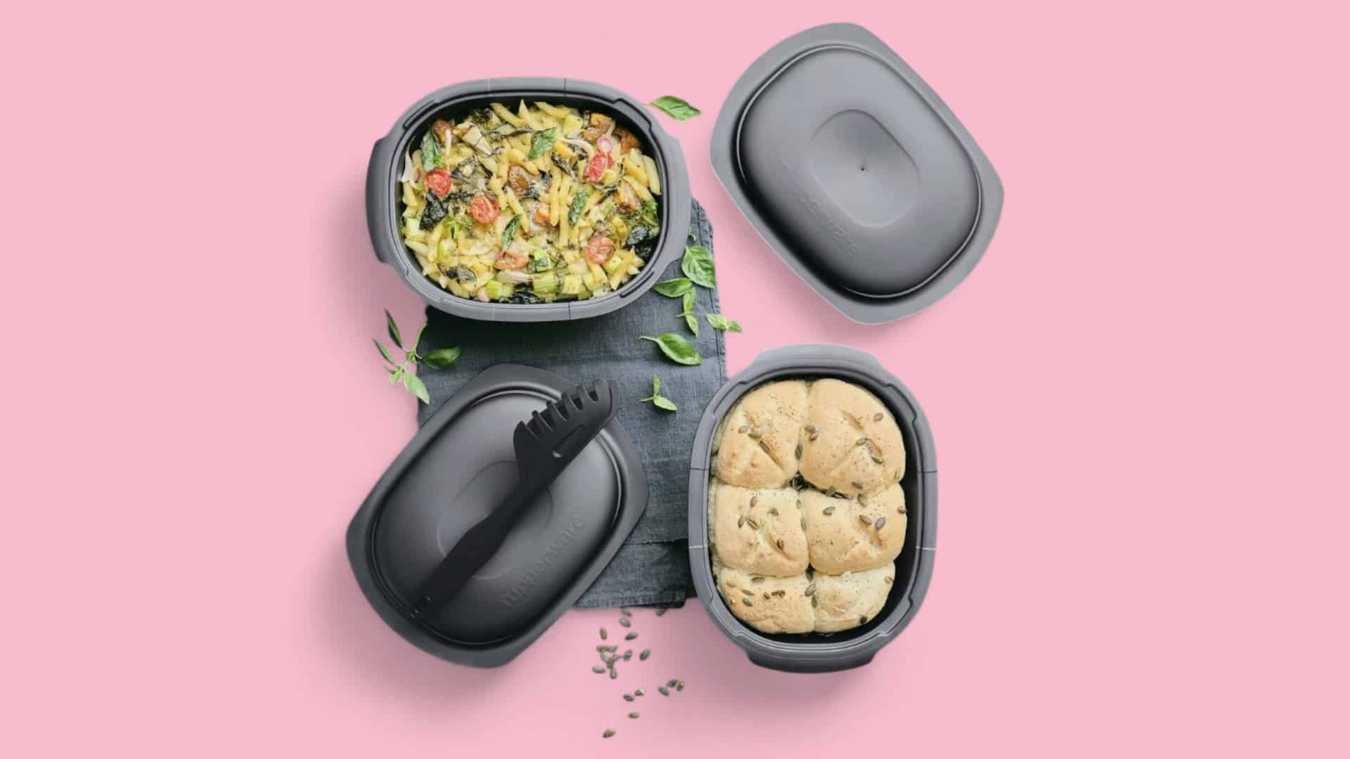 Tupperware im Angebot vor rosa Hintergrund