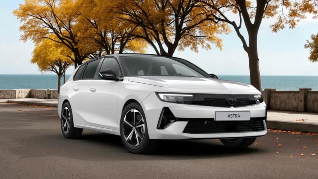 Opel Astra auf einer Straße mit Meer im Hintergrund