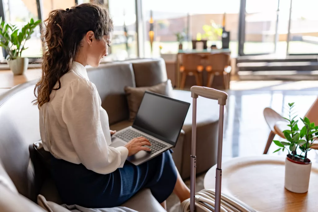 Geschäftsfrau sitzt in edler Flughafenlounge