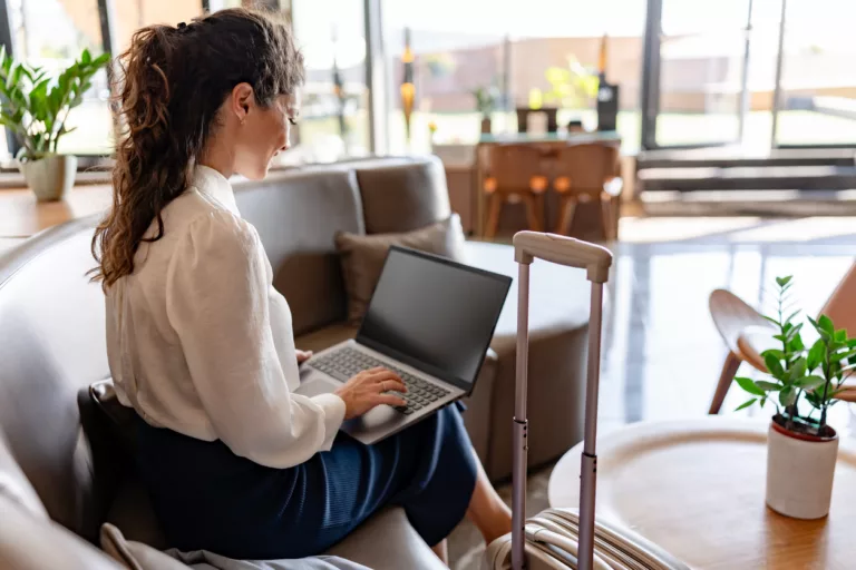 Geschäftsfrau sitzt in edler Flughafenlounge