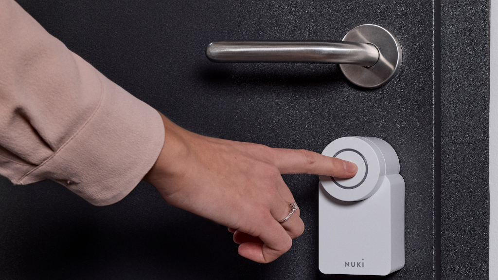 Das Nuki Smart Lock Go mach das Öffnen der Haustür zum Kinderspiel.