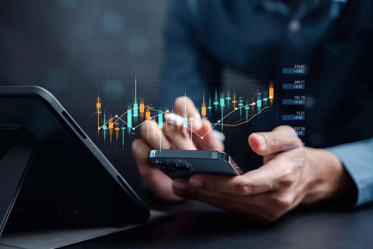 Eine Person überprüft ihren ETF am Smartphone.