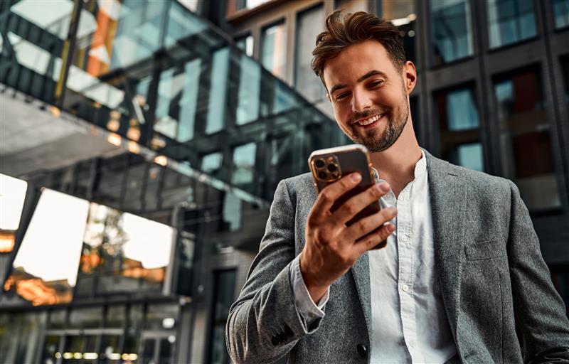 Mann mit Handy