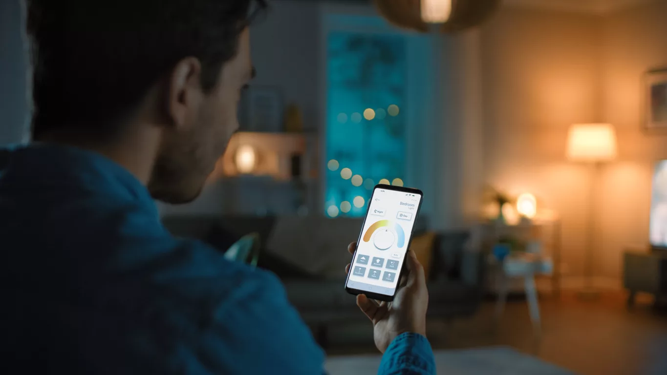 Mann steuert über Smartphone sein Licht zuhause