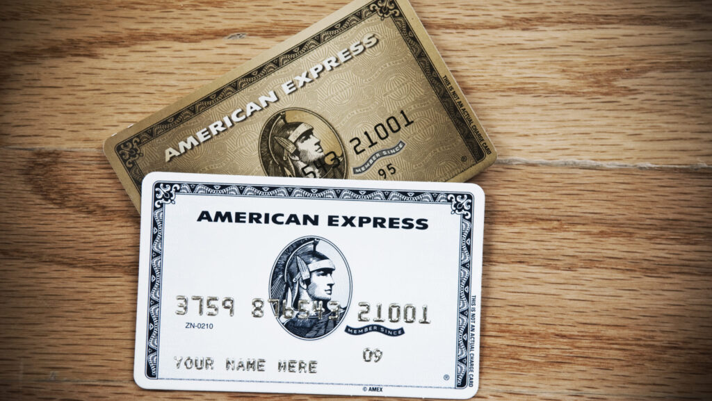 American Express Karten auf Holztisch.