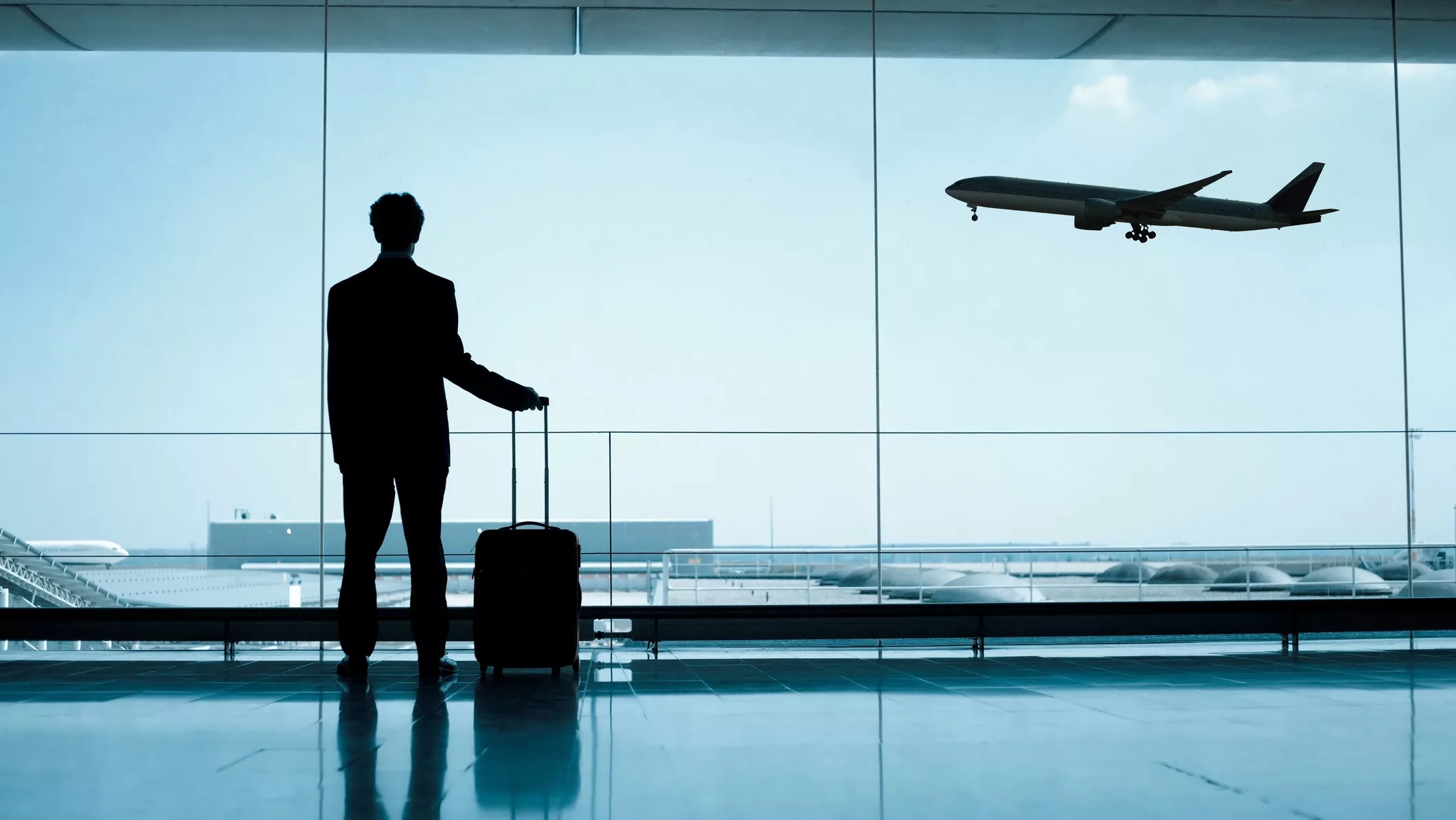 Businessmann am Flughafen.