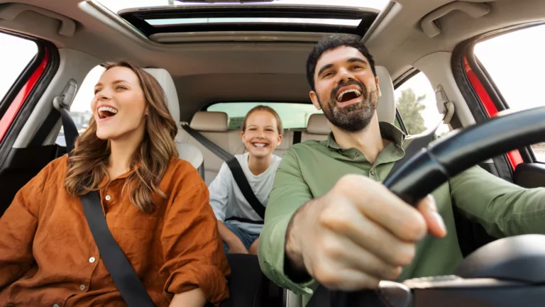 Familie im Auto hat Spaß.