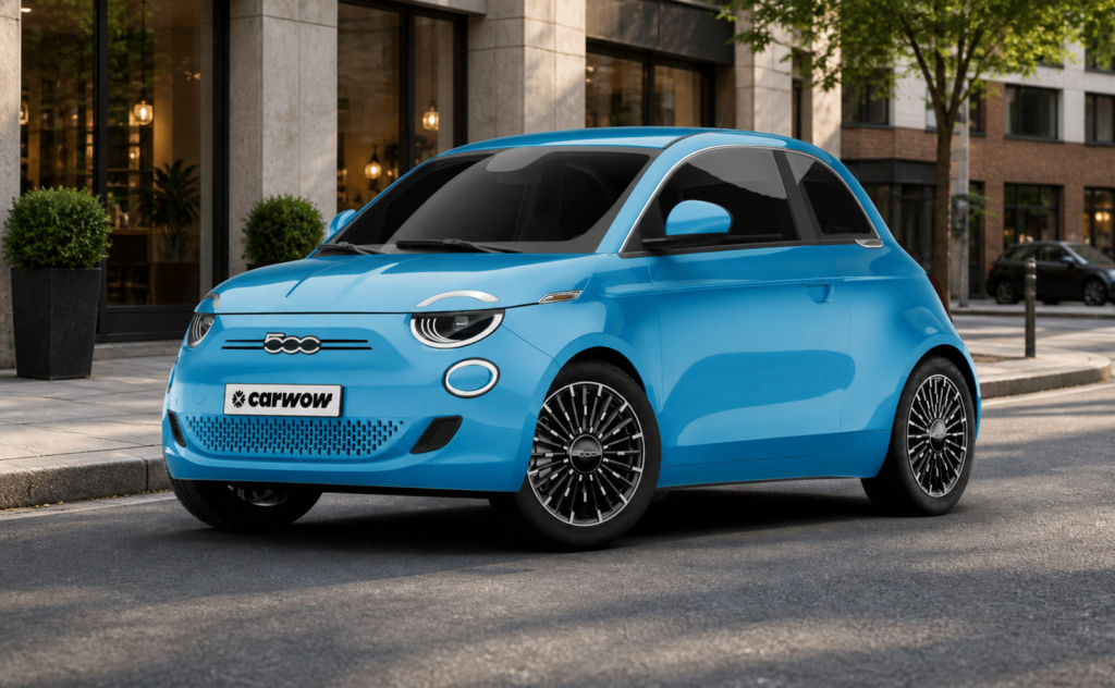 Ein Blauer Kleinwagen vor einem Ladengeschäft in einer Stadt (@Fiat/KI-generiert)