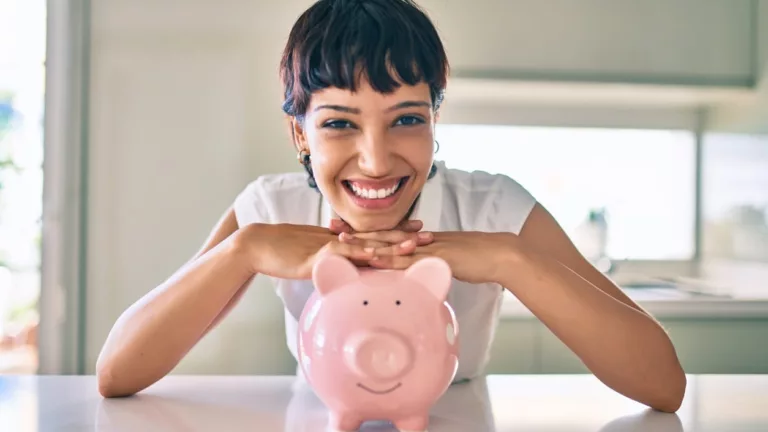 Junge Frau mit Sparschwein.