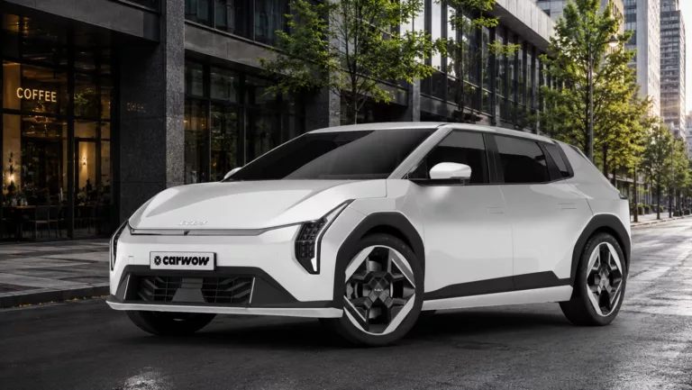 Ein weißer KIA EV4 vor einer Glasfassade auf der Straße