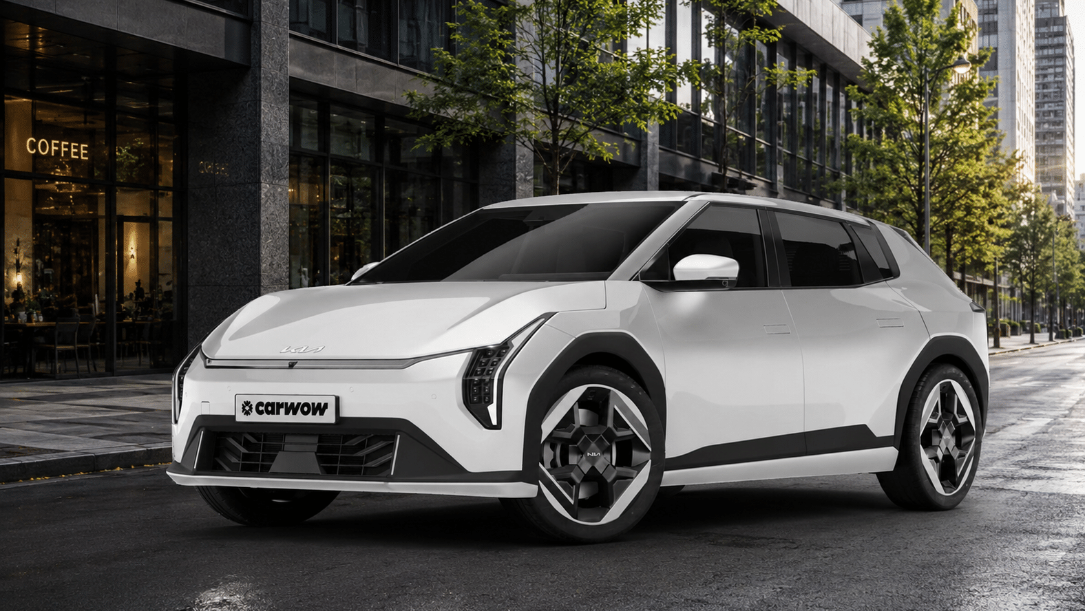 Ein weißer KIA EV4 vor einer Glasfassade auf der Straße